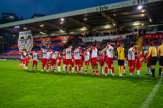 Choreo by the fans of Sportfreunde Siegen before the game in the background In front the team of Sportfreunde Siegen after the run-in Sportfreunde Siegen VfL Bochum U21 26 09 2025 Soccer, Regionalliga West, Matchday 10, GER, Siegen, Leimbachstadion Siegen Copyright: HMBxMedia xMarcoxBader