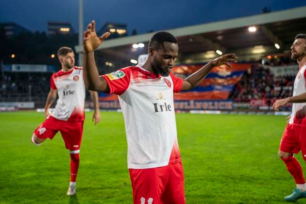 Derrick Kyere Sportfreunde Siegen, 11 prays before the match Sportfreunde Siegen VfL Bochum U21 26 09 2025 Soccer, Regionalliga West, Matchday 10, GER, Siegen, Leimbachstadion Siegen Copyright: HMBxMedia xMarcoxBader