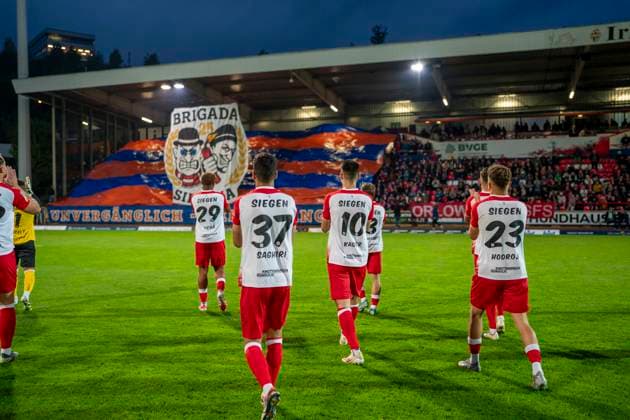 The players applaud the fans before the game In the background you can see the choreo of the fans of Siegen Sportfreunde Siegen VfL Bochum U21 26 09 2025 Soccer, Regionalliga West, Matchday 10, GER, Siegen, Leimbachstadion Siegen Copyright: HMBxMedia xMarcoxBader