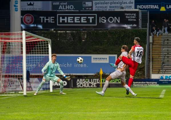 Arif Gueclue Sportfreunde Siegen, 18 with one chance on goal Sportfreunde Siegen VfL Bochum U21 26 09 2025 Soccer, Regionalliga West, Matchday 10, GER, Siegen, Leimbachstadion Siegen Copyright: HMBxMedia xMarcoxBader