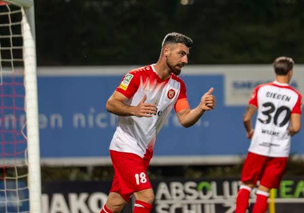 Arif Gueclue Sportfreunde Siegen, 18 with thumbs up Sportfreunde Siegen VfL Bochum U21 26 09 2025 Soccer, Regionalliga West, 10 Matchday, GER, Siegen, Leimbachstadion Siegen Copyright: HMBxMedia xMarcoxBader