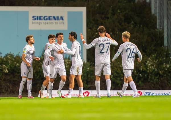 VfL Bochum U21 celebrates Luis Hartwigs goal VfL Bochum U21, 28 Sportfreunde Siegen VfL Bochum U21 26 09 2025 Soccer, Regionalliga West, Matchday 10, GER, Siegen, Leimbachstadion Siegen Copyright: HMBxMedia xMarcoxBader
