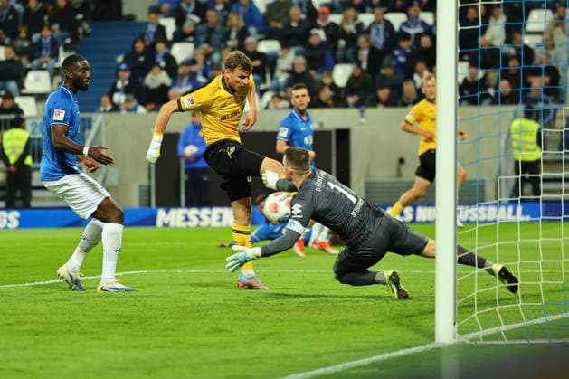 Darmstadt, Merck Stadion am Böllenfalltor, 26 09 2025, Soccer 2 Bundesliga SV Darmstadt 98 SG Dynamo Dresden, Matchday 7, f l Patric Pfeiffer Darmstadt 98 , Christoph Daferner Dynamo Dresden , Goalkeeper Marcel Schuhen Darmstadt 98 Darmstadt Merck Stadion am Böllenfalltor Hessen Germany