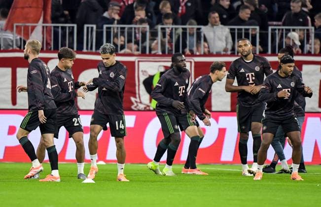 26 09 2025, xemx, Soccer 1 Bundesliga, FC Bayern Muenchen SV Werder Bremen v l Warmup warm up warm up before the start of the match DFL DFB REGULATIONS PROHIBIT ANY USE OF PHOTOGRAPHS as IMAGE SEQUENCES and or QUASI VIDEO Muenchen