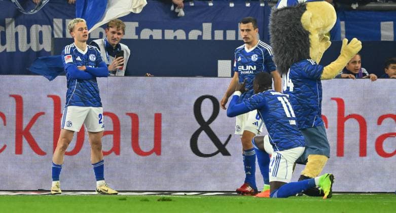 26 09 2025 Soccer Season 2025 2026 2 Soccer Bundesliga 07 Matchday FC Schalke 04 S04 SpVgg Greuther Fürth Kleeblatt Sportfoto Zink xwoxzix DFL regulations prohibit any use of photographs as image sequences and or quasi video only for editorial use Torjubel Jubel nach Treffer Torschuß zum 1 0 durch Finn Porath 27, FC Schalke 04 S04 Bryan Lasme 11, FC Schalke 04 S04 macht Foto fotografiert