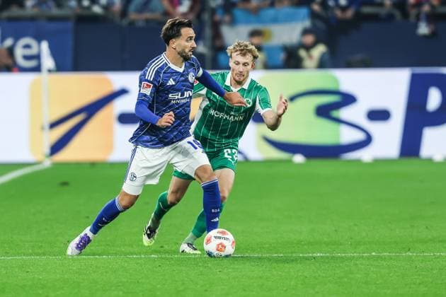 Sport, Football, 2 Bundesliga Season 2025 2026 7 Matchday FC Schalke 04 SpVgg Greuther Fürth 26 09 2025, VELTINS Arena Kenan Karaman Schalke 04, 19 Jannik Dehm Greuther Fürth, 23 Gelsenkirchen VELTINS Arena Nordrhein Westfalen Germany