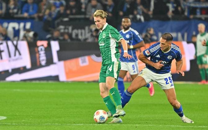 26 09 2025 Soccer Season 2025 2026 2 Soccer Bundesliga 07 Matchday FC Schalke 04 S04 SpVgg Greuther Fürth Kleeblatt Sportfoto Zink MeZi xmeoxzix DFL regulations prohibit any use of photographs as image sequences and or quasi video only for editorial use Marco John 24, SpVgg Greuther Fürth Nikola Katic 25, FC Schalke 04 S04, right