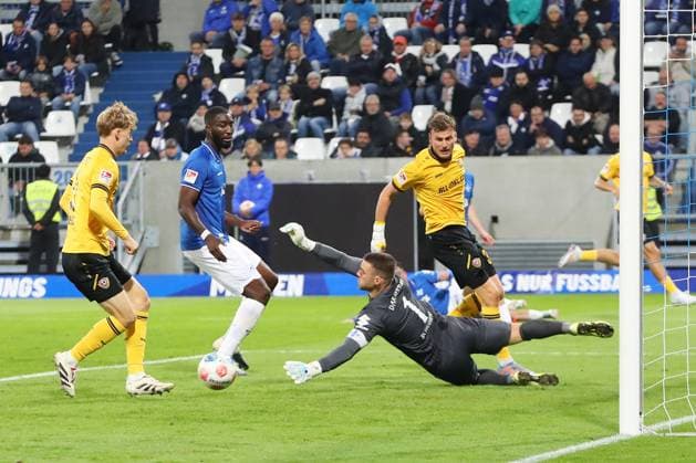 26 09 2025, xtvx, Fussball 2 Bundesliga, SV Darmstadt 98 Dynamo Dresden v l Torschuss, has a shot on goal Christoph Daferner SG Dynamo Dresden Goalkeeper Marcel Schuhen SV Darmstadt 98 DFL DFB REGULATIONS PROHIBIT ANY USE OF PHOTOGRAPHS as IMAGE SEQUENCES and or QUASI VIDEO Darmstadt