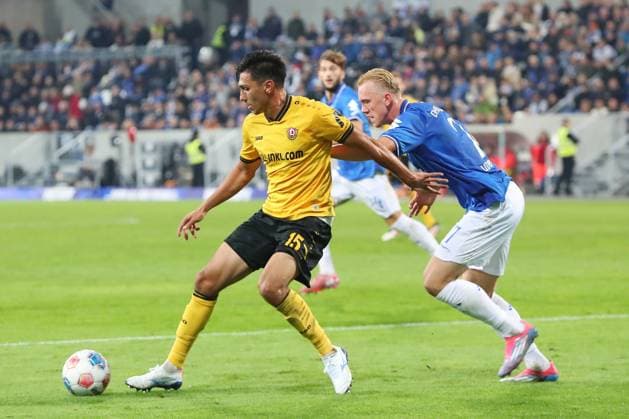 26 09 2025, xtvx, Fußball 2 Bundesliga, SV Darmstadt 98 Dynamo Dresden v l Zweikampf, Duell, duel, tackle, compete Claudio Kammerknecht SG Dynamo Dresden Isac Lidberg SV Darmstadt 98 DFL DFB REGULATIONS PROHIBIT ANY USE OF PHOTOGRAPHS as IMAGE SEQUENCES and or QUASI VIDEO Darmstadt
