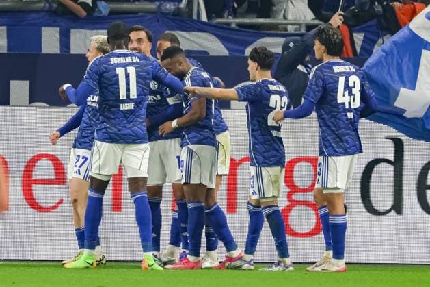 Gelsenkirchen, Germany, 26 09 25 Finn Porath FC Schalke 04 goal celebration, cheers with his team after scoring the 1 0 goal during the 2 Bundesliga match between FC Schalke 04 SpVgg Greuther Fürth at Veltins Arena on September 26, 2025 in Gelsenkirchen, Germany Gelsenkirchen Veltins Arena Germany Copyright: xStefanxBrauer Brauer-Fotoagenturx