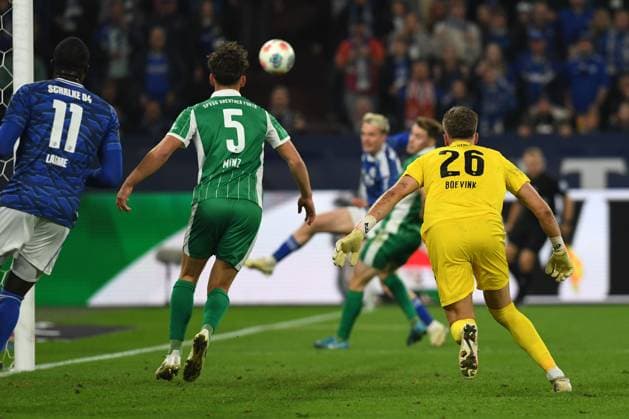 Finn Porath (FC Schalke 04) Tor zum 1:0 waehrend des Spiels der 2. Bundesliga zwischen FC Schalke 04 und SpVgg Greuther Fürth, Veltins-Arena am 26. September 2025 in Gelsenkirchen, Deutschland. (Foto von Ralf Treese DeFodi Images) +++ Finn Porath (FC Schalke 04) scores his team?s first goal during the 2. Bundesliga match between FC Schalke 04 and SpVgg Greuther Fürth at Veltins-Arena on September 26, 2025 in Gelsenkirchen, Germany. (Photo by Ralf Treese DeFodi Images) (Photo by Ralf Treese DeFodi Images) Finn Porath FC Schalke 04 scores his team?s first goal during the 2 Bundesliga match between FC Schalke 04 and SpVgg Greuther Fürth at Veltins Arena on September 26, 2025 in Gelsenkirchen, Germany, Germany Photo by Ralf Treese DeFodi Images Finn Porath FC Schalke 04 scores his team?s first goal during the 2 Bundesliga match between FC Schalke 04 and SpVgg Greuther Fürth at Veltins Arena on September 26, 2025 in Gelsenkirchen, Germany Photo by Ralf Treese DeFodi Images Photo by Ralf Treese DeFodi Images