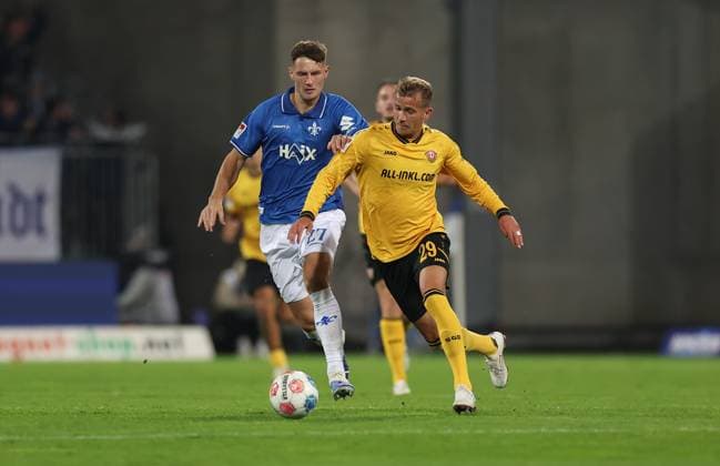 26 09 2025, xdcx, Soccer 2 Bundesliga, SV Darmstadt 98 SG Dynamo Dresden, emonline, emspor, despor, v l , Bartosz Bialek SV Darmstadt 98 , Lukas Boeder SG Dynamo Dresden DFL DFB REGULATIONS PROHIBIT ANY USE OF PHOTOGRAPHS AS IMAGE SEQUENCES AND OR QUASI VIDEO Copyright: HMBxMedia Claus