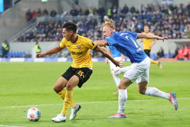 26 09 2025, xtvx, Fußball 2 Bundesliga, SV Darmstadt 98 Dynamo Dresden v l Zweikampf, Duell, duel, tackle, compete Claudio Kammerknecht SG Dynamo Dresden Isac Lidberg SV Darmstadt 98 DFL DFB REGULATIONS PROHIBIT ANY USE OF PHOTOGRAPHS as IMAGE SEQUENCES and or QUASI VIDEO Darmstadt