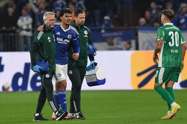 Mertcan Ayhan (FC Schalke 04) verletzt waehrend des Spiels der 2. Bundesliga zwischen FC Schalke 04 und SpVgg Greuther Fürth, Veltins-Arena am 26. September 2025 in Gelsenkirchen, Deutschland. (Foto von Ralf Treese DeFodi Images) +++ Mertcan Ayhan (FC Schalke 04) injured during the 2. Bundesliga match between FC Schalke 04 and SpVgg Greuther Fürth at Veltins-Arena on September 26, 2025 in Gelsenkirchen, Germany. (Photo by Ralf Treese DeFodi Images) (Photo by Ralf Treese DeFodi Images) Mertcan Ayhan FC Schalke 04 injured during the 2 Bundesliga match between FC Schalke 04 and SpVgg Greuther Fürth at Veltins Arena on September 26, 2025 in Gelsenkirchen, Germany Photo by Ralf Treese DeFodi Images Mertcan Ayhan FC Schalke 04 injured during the 2 Bundesliga match between FC Schalke 04 and SpVgg Greuther Fürth at Veltins Arena on September 26, 2025 in Gelsenkirchen, Germany Photo by Ralf Treese DeFodi Images Photo by Ralf Treese DeFodi Images