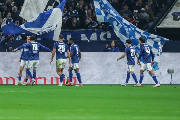Sport, Soccer, 2 Bundesliga Season 2025 2026 7 Matchday FC Schalke 04 SpVgg Greuther Fürth 26 09 2025, VELTINS Arena Goal celebration FC Schalke 04 after the goal to 1 0 by Finn Porath FC Schalke 04, 27 the players are happy Gelsenkirchen VELTINS Arena Nordrhein Westfalen Germany