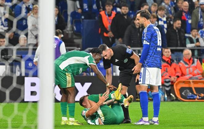 26 09 2025 Soccer Season 2025 2026 2 Soccer Bundesliga 07 Matchday FC Schalke 04 S04 SpVgg Greuther Fürth Kleeblatt Sportfoto Zink MeZi xmeoxzix DFL regulations prohibit any use of photographs as image sequences and or quasi video only for editorial use from left Noel Futkeu 9, SpVgg Greuther Fürth Felix Klaus 30, SpVgg Greuther Fürth Tom Bauer Referee Kenan Karaman 19, FC Schalke 04 S04