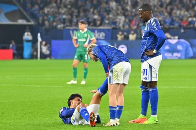 26 09 2025 Soccer Season 2025 2026 2 Soccer Bundesliga 07 Matchday FC Schalke 04 S04 SpVgg Greuther Fürth Kleeblatt Sportfoto Zink MeZi xmeoxzix DFL regulations prohibit any use of photographs as image sequences and or quasi video only for editorial use Mertcan Ayhan 43, FC Schalke 04 S04 battered on the ground