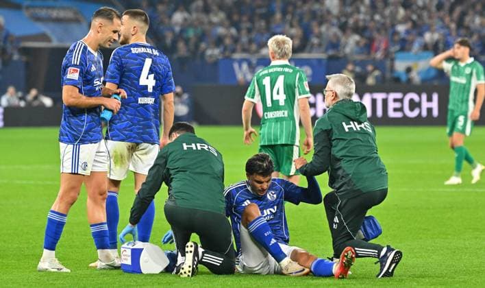 26 09 2025 Soccer Season 2025 2026 2 Soccer Bundesliga 07 Matchday FC Schalke 04 S04 SpVgg Greuther Fürth Kleeblatt Sportfoto Zink MeZi xmeoxzix DFL regulations prohibit any use of photographs as image sequences and or quasi video only for editorial use Mertcan Ayhan 43, FC Schalke 04 S04 battered on the ground