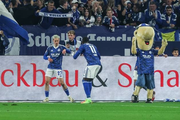 Sport, Soccer, 2 Bundesliga Season 2025 2026 7 Matchday FC Schalke 04 SpVgg Greuther Fürth 26 09 2025, VELTINS Arena Goal celebration FC Schalke 04 after the goal to 1 0 by Finn Porath FC Schalke 04, 27 the scorer and Bryan Lasme FC Schalke 04, 11 are happy Gelsenkirchen VELTINS Arena Nordrhein Westfalen Germany