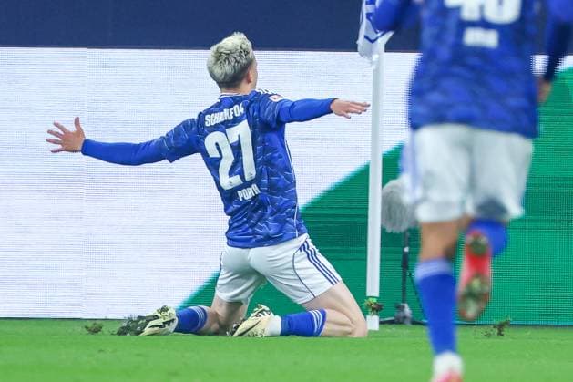 25 09 2025, Soccer, FC Schalke 04 SpVgg Greuther Fürth, 7 Matchday, 2 Soccer Bundesliga, Veltins Arena Gelsenkirchen, Season 2025 2026 Goal celebration after the goal to 1 0 by scorer Finn Porath Schalke04 27 together with DFB regulations prohibit any use of photographs as image sequences and or quasi video Nordrhein Westfalen Germany