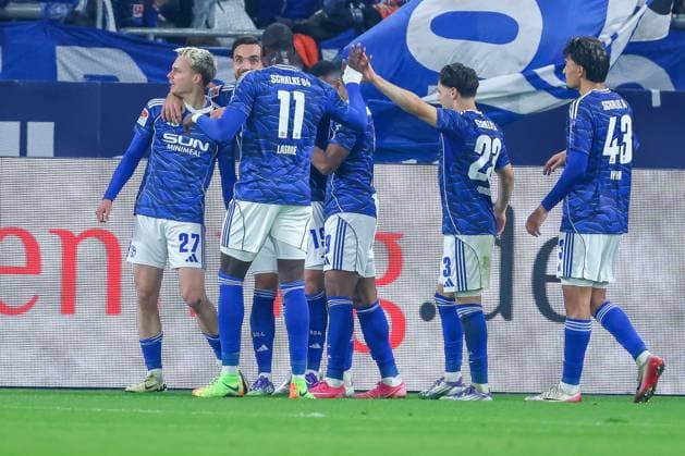 25 09 2025, Fußball, FC Schalke 04 SpVgg Greuther Fürth, 7 Spieltag, 2 Fußball Bundesliga, Veltins Arena Gelsenkirchen, Saison 2025 2026 Torjubel nach dem Tor zum 1 0 durch Torschütze Finn Porath Schalke04 27 zusammen mit Bryan Lasme Schalke04 11 und der mannschaft DFB regulations prohibit any use of photographs as image sequences and or quasi video Nordrhein Westfalen Germany