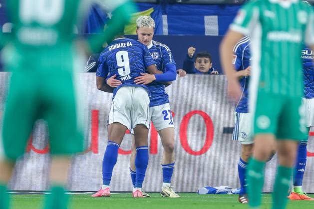 25 09 2025, Soccer, FC Schalke 04 SpVgg Greuther Fürth, 7 Matchday, 2 Soccer Bundesliga, Veltins Arena Gelsenkirchen, Season 2025 2026 Goal celebration after the goal to 1 0 by scorer Finn Porath Schalke04 27 together with Moussa Sylla Schalke04 09 DFB regulations prohibit any use of photographs as image sequences and or quasi video North Rhine-Westphalia Germany