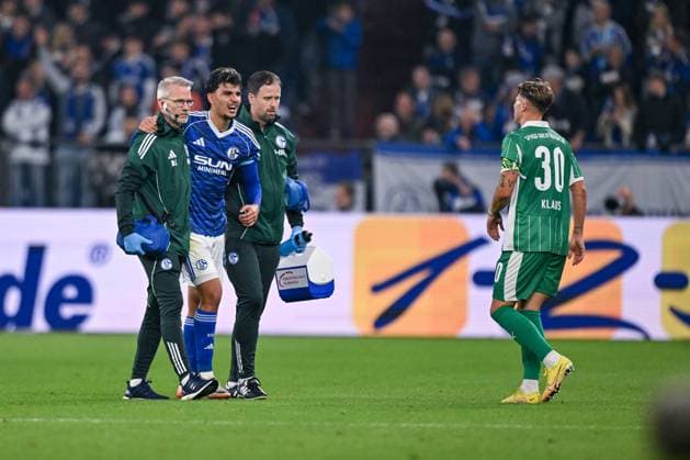 26 09 2025, Football, 2 Bundesliga, Season 2025 2026, Matchday 7, FC Schalke 04 SpVgg Greuther Fürth, Mertcan Ayhan FC Schalke 04 leaves the pitch injured, xRHR PHOTO YYx Copyright: KROEGER RHR-FOTOx RHR-FOTO YY