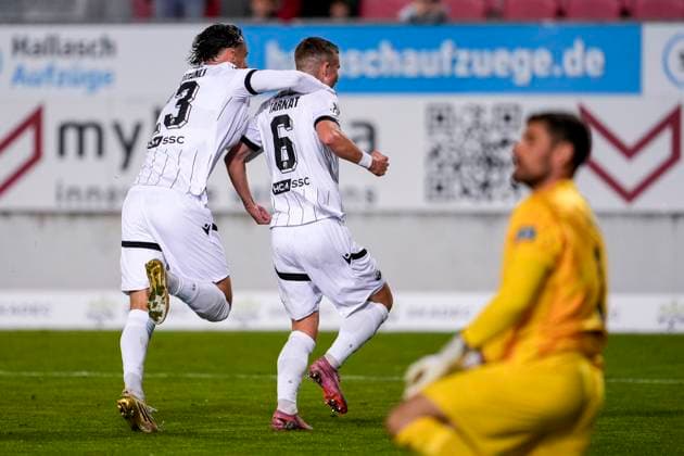 from left Teoman Akmestanli SVS, 23 , scorer Niklas Tarnat SVS, 6 , players of SV Sandhausen SVS , cheer about the goal to 3 3, cheer, goal celebration, celebrate the goal, goal, celebration, cheers about the goal, joy, joy, rejoices, optimistic, positive, game scene, highlight, action, action, 26 09 2025, Sandhausen Germany , Football, Regionalliga Südwest, SV Sandhausen Kickers Offenbach xozx