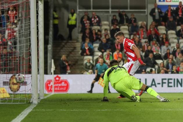 26 09 2025, xtgx, Fussball 3 Liga, FC Energie Cottbus VfB Stuttgart II emspor, v l Erik Engelhardt Cottbus, 18 schiesst Tor, Torschuetze, erzielt Tor, Treffer, scores the goal 3 0 DFL DFB REGULATIONS PROHIBIT ANY USE OF PHOTOGRAPHS as IMAGE SEQUENCES and or QUASI VIDEO Cottbus