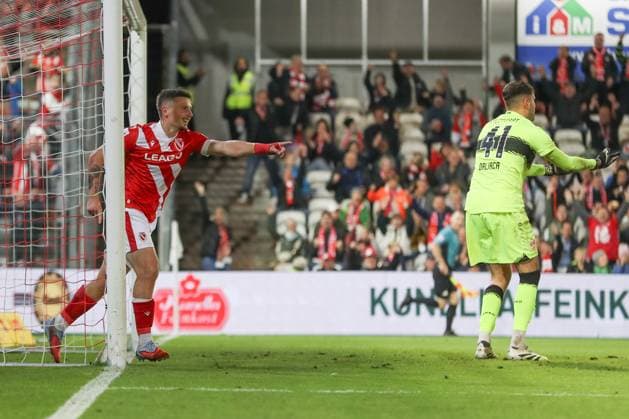 26 09 2025, xtgx, Fußball 3 Liga, FC Energie Cottbus VfB Stuttgart II emspor, v l Erik Engelhardt Cottbus, 18 Jubel, Torjubel, jubelt ueber das Tor, celebrate the goal, celebration DFL DFB REGULATIONS PROHIBIT ANY USE OF PHOTOGRAPHS as IMAGE SEQUENCES and or QUASI VIDEO Cottbus