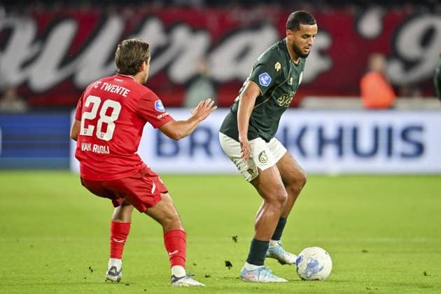 ENSCHEDE , 26-09-2025 , Stadium Grolsch Veste , season 2025 2026 , Dutch Eredivisie football , match between FC Twente and Fortuna Sittard, picture shows Fortuna Sittard player Mohamed Ihattaren and FC Twente player Bart van Rooij Twente - Fortuna  x31205732x Copyright:
