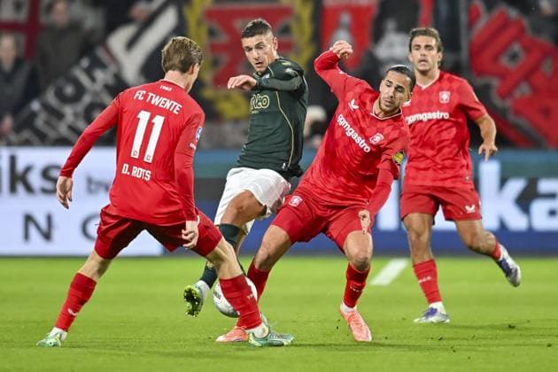 ENSCHEDE , 26-09-2025 , Stadium Grolsch Veste , season 2025 2026 , Dutch Eredivisie football , match between FC Twente and Fortuna Sittard, picture shows Fortuna Sittard player Kristoffer Peterson and FC Twente player Ramiz Zerrouki Twente - Fortuna  x31205734x Copyright: