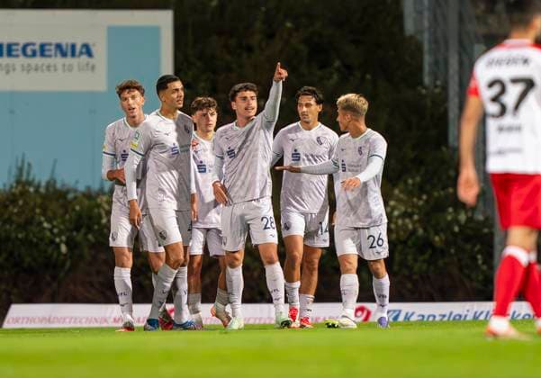 VfL Bochum U21 celebrates Luis Hartwigs goal VfL Bochum U21, 28 Sportfreunde Siegen VfL Bochum U21 26 09 2025 Soccer, Regionalliga West, Matchday 10, GER, Siegen, Leimbachstadion Siegen Copyright: HMBxMedia xMarcoxBader