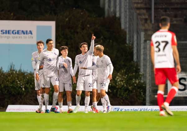 VfL Bochum U21 celebrates Luis Hartwigs goal VfL Bochum U21, 28 Sportfreunde Siegen VfL Bochum U21 26 09 2025 Soccer, Regionalliga West, Matchday 10, GER, Siegen, Leimbachstadion Siegen Copyright: HMBxMedia xMarcoxBader