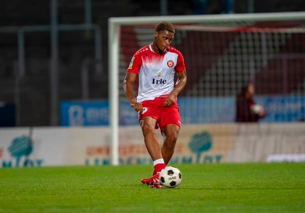 Jubes Mba Tibah Ticha Sportfreunde Siegen, 29 Sportfreunde Siegen VfL Bochum U21 26 09 2025 Soccer, Regionalliga West, 10 Matchday, GER, Siegen, Leimbachstadion Siegen Copyright: HMBxMedia xMarcoxBader