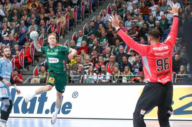 26 09 2025, xgox, Handball Daikin HBL, TSV Hannover Burgdorf HC Erlangen emspor, v l August Baskar Pedersen Hannover, 17 throws goal, Torschuetze, erzielt Tor, Treffer, scores the goal Hannover