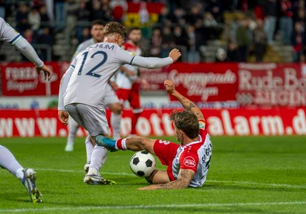 duel between David Kammerbauer Sportfreunde Siegen, 3 and Niklas Jahn VfL Bochum U21, 12 Sportfreunde Siegen VfL Bochum U21 26 09 2025 Soccer, Regionalliga West, Matchday 10, GER, Siegen, Leimbachstadion Siegen Copyright: HMBxMedia xMarcoxBader