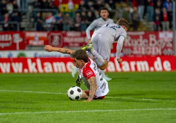 duel between David Kammerbauer Sportfreunde Siegen, 3 and Niklas Jahn VfL Bochum U21, 12 Sportfreunde Siegen VfL Bochum U21 26 09 2025 Soccer, Regionalliga West, Matchday 10, GER, Siegen, Leimbachstadion Siegen Copyright: HMBxMedia xMarcoxBader
