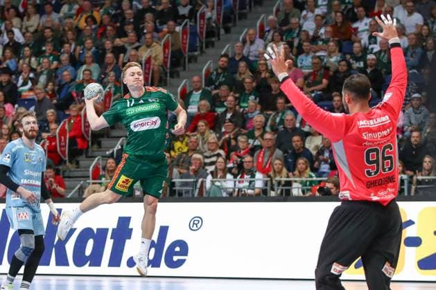 26 09 2025, xgox, Handball Daikin HBL, TSV Hannover Burgdorf HC Erlangen emspor, v l August Baskar Pedersen Hannover, 17 throws goal, Torschuetze, erzielt Tor, Treffer, scores the goal Hannover