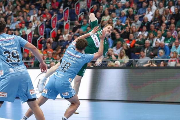 26 09 2025, xgox, Handball Daikin HBL, TSV Hannover Burgdorf HC Erlangen emspor, v l Lukas Stutzke Hannover, 39 throws goal, Torschuetze, erzielt Tor, Treffer, scores the goal Hannover