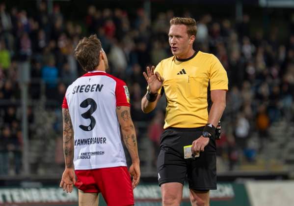 Maurice Stubenrauch Referee in conversation with David Kammerbauer Sportfreunde Siegen, 3 Sportfreunde Siegen VfL Bochum U21 26 09 2025 Soccer, Regionalliga West, Matchday 10, GER, Siegen, Leimbachstadion Siegen Copyright: HMBxMedia xMarcoxBader