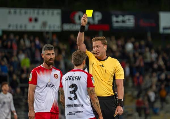 Maurice Stubenrauch Referee shows David Kammerbauer Sportfreunde Siegen, 3 the yellow card Sportfreunde Siegen VfL Bochum U21 26 09 2025 Soccer, Regionalliga West, Matchday 10, GER, Siegen, Leimbachstadion Siegen Copyright: HMBxMedia xMarcoxBader