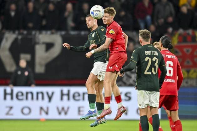 ENSCHEDE , 26-09-2025 , Stadium Grolsch Veste , season 2025 2026 , Dutch Eredivisie football , match between FC Twente and Fortuna Sittard, picture shows FC Twente player Kristian Hlynsson and Fortuna Sittard player Kaj Sierhuis Twente - Fortuna  x31205840x Copyright: