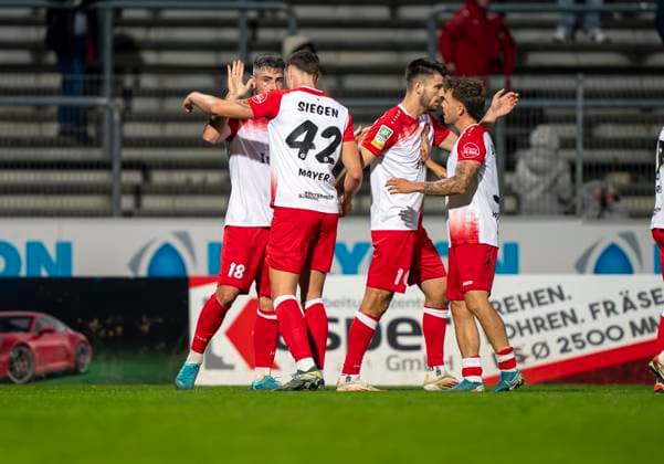 Sportfreunde Siegen celebrate the goal for 1 1 by Arif Gueclue Sportfreunde Siegen, 18 Sportfreunde Siegen VfL Bochum U21 26 09 2025 Soccer, Regionalliga West, Matchday 10, GER, Siegen, Leimbachstadion Siegen Copyright: HMBxMedia xMarcoxBader