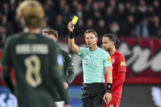 ENSCHEDE , 26-09-2025 , Stadium Grolsch Veste , season 2025 2026 , Dutch Eredivisie football , match between FC Twente and Fortuna Sittard, picture shows referee Danny Makkelie gives a yellow card to Fortuna Sittard player Jasper Dahlhaus Twente - Fortuna  x31205843x Copyright: