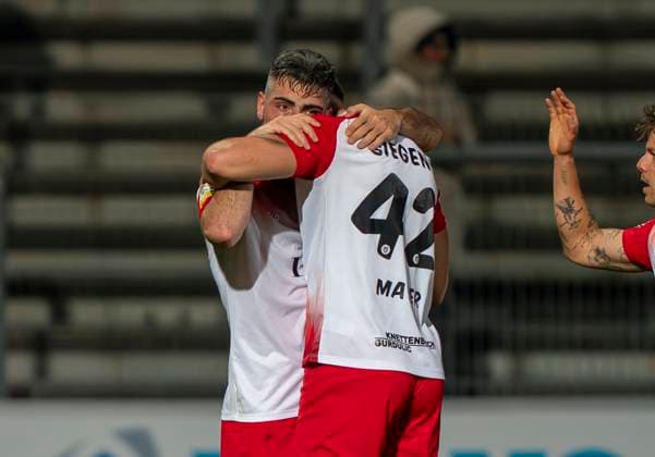 Sportfreunde Siegen celebrate the goal for 1 1 by Arif Gueclue Sportfreunde Siegen, 18 Sportfreunde Siegen VfL Bochum U21 26 09 2025 Soccer, Regionalliga West, Matchday 10, GER, Siegen, Leimbachstadion Siegen Copyright: HMBxMedia xMarcoxBader