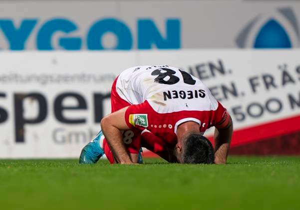 Sportfreunde Siegen celebrate the goal for 1 1 by Arif Gueclue Sportfreunde Siegen, 18 Here he kneels on the ground Sportfreunde Siegen VfL Bochum U21 26 09 2025 Soccer, Regionalliga West, Matchday 10, GER, Siegen, Leimbachstadion Siegen Copyright: HMBxMedia xMarcoxBader