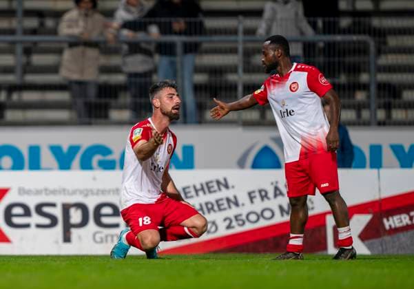 Sportfreunde Siegen celebrate the goal for 1 1 by Arif Gueclue Sportfreunde Siegen, 18 Here Derrick Kyere clapping Sportfreunde Siegen, 11 with him Sportfreunde Siegen VfL Bochum U21 26 09 2025 Football, Regionalliga West, Matchday 10, GER, Siegen, Leimbachstadion Siegen Copyright: HMBxMedia xMarcoxBader