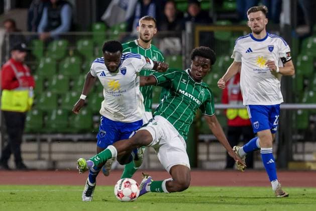 from left Emanuel Adou BSV Kickers Emden, 27 and Wesley Adeh SV Werder Bremen II, 6 in duel, duel, dynamics, action, action, match scene, 26 09 2025, Bremen Germany , Soccer, Regionalliga Nord, SV Werder Bremen II BSV Kickers Emden xobx