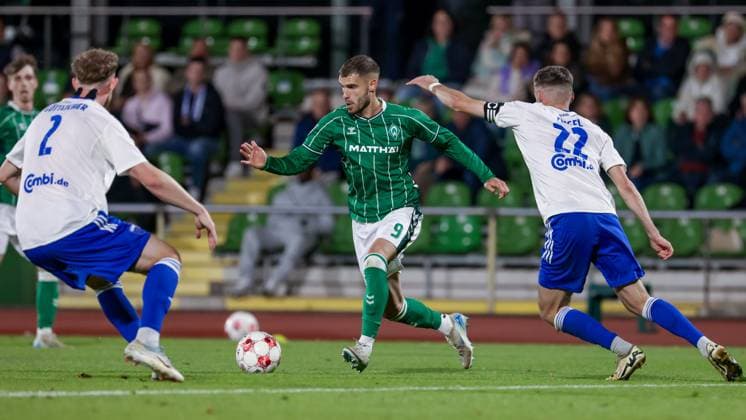 from left Felix Göttlicher BSV Kickers Emden, 2 , Christian Stark SV Werder Bremen II, 9 and Dennis Engel BSV Kickers Emden, 22 in duel, duel, dynamics, action, action scene, 26 09 2025, Bremen Germany , Soccer, Regionalliga Nord, SV Werder Bremen II BSV Kickers Emden xobx